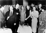 Photo hors tournage en 1954 avec de gauche á droite : Roland Lesaffre, Alfred Hitchcock, John Williams, Charles Vanel, Grace Kelly, Cary Grant, Brigitte Auber et René Blanchard
