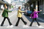 Samuel Le Bihan, Franck Dubosc et  Abbes Zahmani imitant la célèbre pochette de l'album 'Abbey Road' du groupe The Beatles 