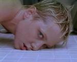 vient de prendre sa dernière douche dans Psycho (1998) de Gus Van Sant