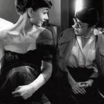 Audrey Hepburn et la célèbre costumière Edith Head qui inspira le personnage de couturière aux lunettes rondes dans The Incredibles (2004) de Brad Bird