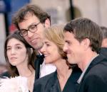 aux cotés de Dominik Moll, Charlotte Rampling et Laurent Lucas lors de la présentation du film Lemming (2005) au festival de Cannes.