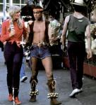 avec Alex Briley (membre du groupe Village People pour les fans de disco...) admirez les clochettes aux chevilles ! dans Can't Stop the Music (1980) de Nancy Walker