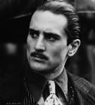 est Vito Corleone dans The Godfather: Part II (1974) de Francis Ford Coppola 