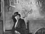 est l'affreux Bytes dans The Elephant Man (1980) de David Lynch