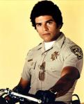 est l'officier Francis Llewellyn 'Ponch' Poncherello dans la série CHiPs (1977-1983) 6 saisons et 139 épisodes tout de même !
