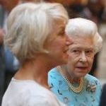 La reine Elizabeth regarde l'actrice Helen Mirren lors d'une réception au palais de Buckingham en l'honneur de jeunes artistes.