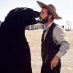 en pleine discussion avec un ours grizzli sur le tournage de The Life and Times of Judge Roy Bean (1972) de John Huston