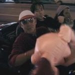 Hunter S. Thompson (qui inspira le personnage joué par J. Depp dans Fear and Loathing in Las Vegas (1998) de Terry Gilliam) en voiture aux cotés de John Cusack, Johnny Depp et une poupée gonflable.