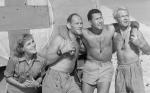 avec Harry Andrews, Anthony Quayle et John Mills dans Ice-Cold in Alex (1958) de J. Lee Thompson
