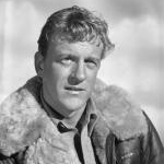 James Arness est le pilote Mac McMullen dans Island in the Sky (1953) de William A. Wellman. Ce film marque le début de son amitié avec John Wayne.