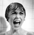 prend une courte douche dans Psycho (1960) d'Alfred Hitchcock