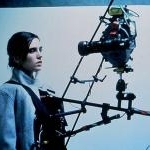 Jennifer Connelly sur le tournage de Requiem for a Dream (2000) de Darren Aronofsky. La caméra fixée sur l'actrice donnera cette impression de vacillement de tout le décor.