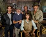 avec Shia LaBeouf, Steven Spielberg, Ray Winstone et Harrison Ford sur le tournage d'Indiana Jones and the Kingdom of the Crystal Skull (2008)