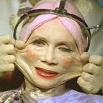 goute aux joies de la chirurgie esthétique dans Brazil (1985) de Terry Gilliam