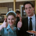 Mädchen Amick et Kyle MacLachlan ainsi que Dana Ashbrook (en arrière plan) se moquent d'un des gimmick de l'agent Dale Cooper sur le tournage de la série Twin Peaks (1990–1991)
