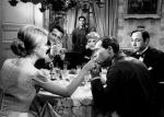 embrasse Catherine Deneuve dans La vie de château (1966) avec Carlos Thompson, Mary Marquet et Philippe Noiret