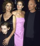 avec ses partenaires lors de l'avant-première du film Stepmom (1998) de Chris Columbus