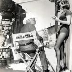Angie Dickinson en pleine discussion avec Howard Hawks sur le plateau de Rio Bravo (1959)