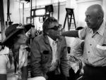 avec Robert Mitchum et Otto Preminger sur le tournage de Rosebud (1975)