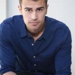 Theo James hors de l'eau