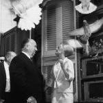 Alfred Hitchcock et Tippi Hedren sur le tournage de The Birds (1963)