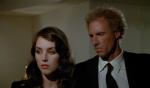 Isabelle Adjani (the player) et Bruce Dern (the detective) se toisent sans croiser le regard de l'autre.