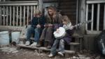 Isaiah Stone, Jennifer Lawrence et Ashlee Thompson et le banjo de leur père disparu.