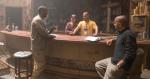 Denzel Washington, le directeur photo Don Burgess, et les réalisateurs Albert Hughes et Allen Hughes discutent de la scène du bar