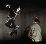 très 'latex' dans la mémorable scéne introductive de The Matrix (1999) d'Andy et Lana Wachowski