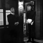 Alfred Hitchcock pose aux cotés d'Anthony Perkins sur le plateau de Psycho (1960)