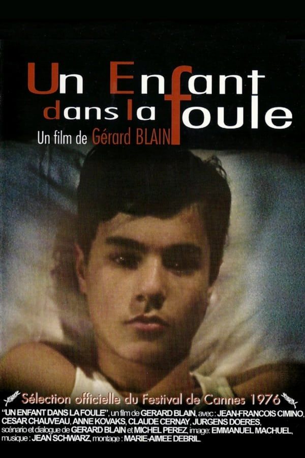 UN ENFANT DANS LA FOULE